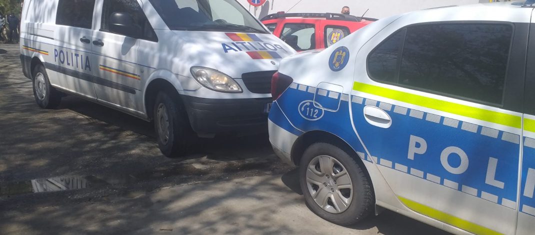 Trei tineri cu cagule au intrat peste un slătinean căruia i-ar fi furat 5.900 de lei. Doi dintre ei au fost arestați preventiv