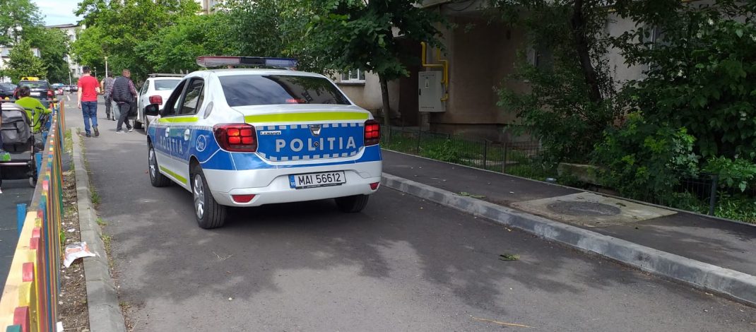Un adolescent de 17 ani a urmărit o femeie pe o stradă din Slatina și a încercat să-i smulgă lănțișorul de la gât. A fost reținut