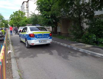 Un adolescent de 17 ani a urmărit o femeie pe o stradă din Slatina și a încercat să-i smulgă lănțișorul de la gât. A fost reținut