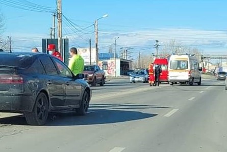 O ambulanță SMURD, lovită de o mașină pe strada Cireașov din Slatina
