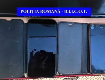 Bărbat de 54 de ani, cercetat pentru pornografie infantilă. Ar fi instigat o femeie să îi solicite unei adolescente să adopte un comportament sexual explicit, cu scopul de a produce materiale pornografice