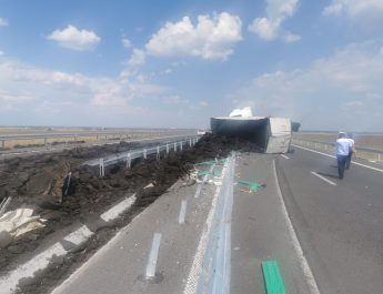 UPDATE. Trafic rutier blocat pe Drumul Expres, între Slatina și Balș. Un autotren cu cărbuni s-a răsturnat. O anvelopă a făcut explozie