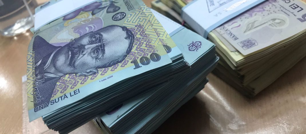 Un bărbat de 57 de ani și a dat foc în incinta unei unități bancare din Slatina