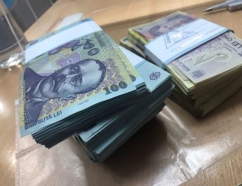 Un bărbat de 57 de ani și a dat foc în incinta unei unități bancare din Slatina