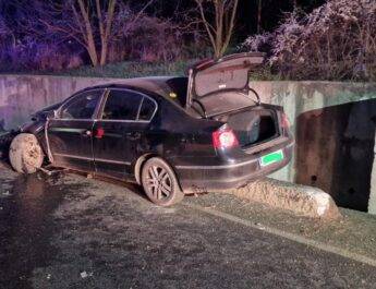 Mașina condusă de un tânăr de 18 ani, din Scornicești, a lovit un zid de sprijin, în afara localității Valea Mare