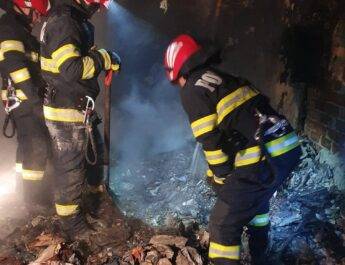 Explozie, în comuna Brebeni. Un bărbat a suferit arsuri și a fost transportat la spital