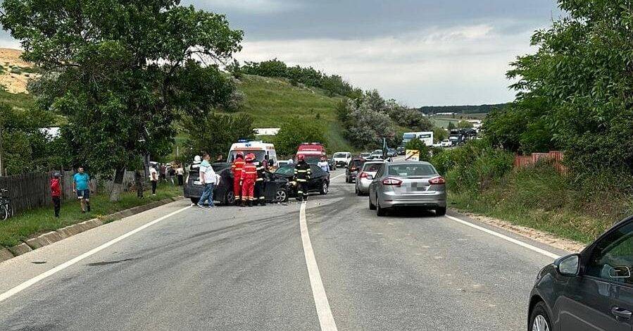 Două mașini au fost implicate într-un accident rutier la Jitaru