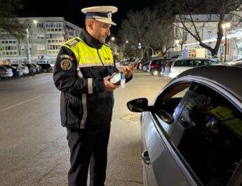 Un bărbat de 39 de ani a fost reținut, după ce a condus fără permis. A refuzat testarea și prelevarea probelor de sânge