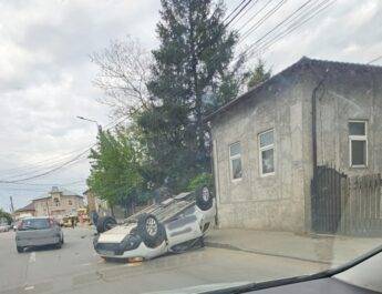 Accident în Slatina. O mașină s-a răsturnat