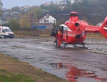 Caz șocant, la Mărunței. A fost solicitat elicopterul SMURD, după ce o poartă a căzut peste un copil mic. UPDATE/ A fost declarat decesul