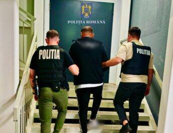 Trei slătineni sunt bănuiți că au furat o autoutilitară, care era parcată pe un teren viran de pe strada Crișan. Au fost reținuți