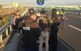 Doi tineri ar fi furat 10.000 de lei de la un bărbat, care se afla pe strada Crișan, din Slatina. Suspecții au fost prinși pe Drumul Expres 12