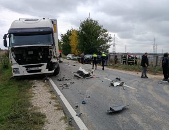 UPDATE/Masina condusă de un bărbat de 78 de ani a intrat într-un tir, la Pleșoiu. Șoferul a fost transferat la spital, unde a decedat