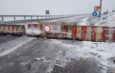 Circulația rutieră a fost închisă între localitățile Rânca și Obârșia Lotrului. S-a așternut primul strat de zăpadă