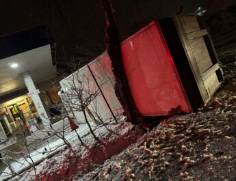 Tir răsturnat, în afara comunei Brebeni