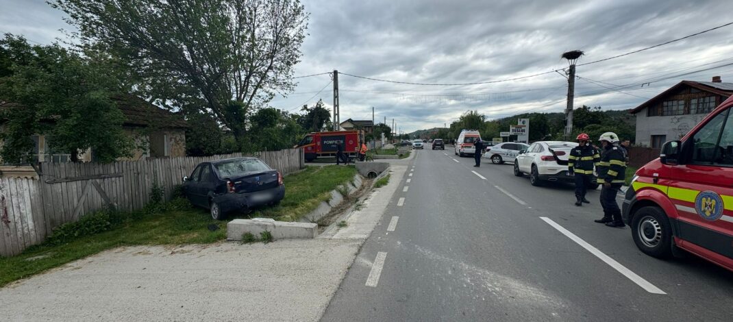 Mașina condusă de un tânăr de 19 ani a acroșat un alt autoturism, la Curtișoara