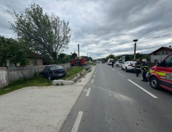 Mașina condusă de un tânăr de 19 ani a acroșat un alt autoturism, la Curtișoara