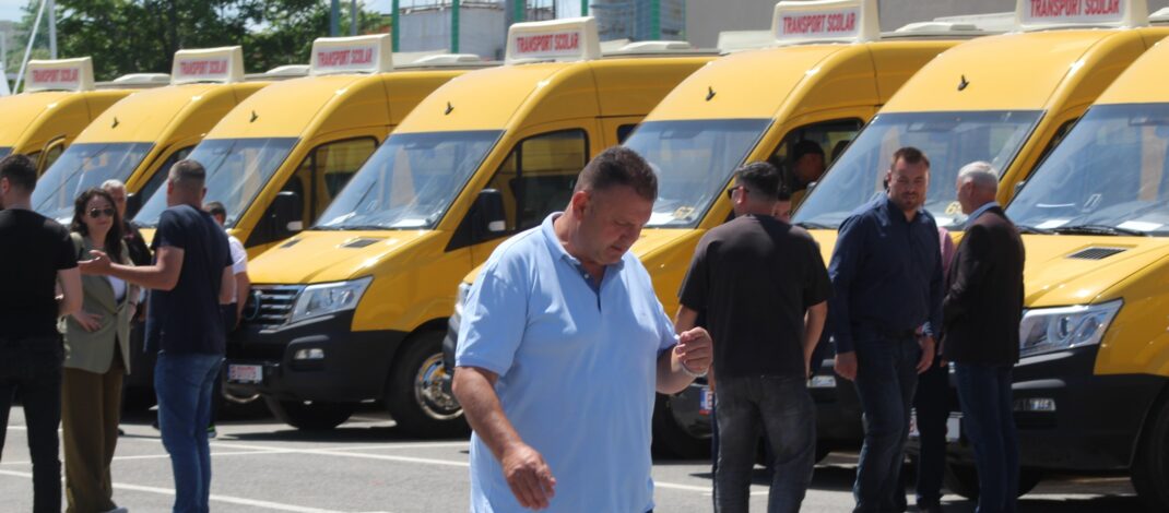 CJ Olt a distribuit 15 microbuze electrice primăriilor. Oprescu: „A contat numărul elevilor care necesită transport în fiecare localitate și lipsa microbuzului școlar”