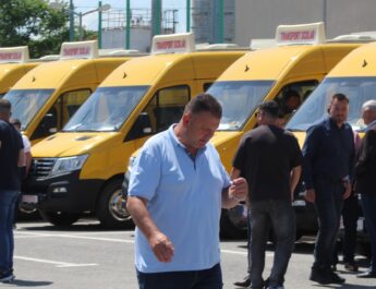 CJ Olt a distribuit 15 microbuze electrice primăriilor. Oprescu: „A contat numărul elevilor care necesită transport în fiecare localitate și lipsa microbuzului școlar”