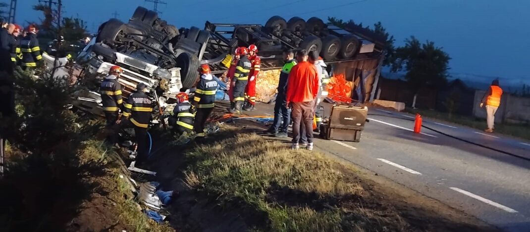 Accident rutier grav între un tir care transporta cartofi și un autoturism. Șoferul autotrenului a murit. Traficul este blocat
