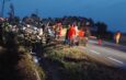 Accident rutier grav între un tir care transporta cartofi și un autoturism. Șoferul autotrenului a murit. Traficul este blocat