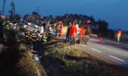 Accident rutier grav între un tir care transporta cartofi și un autoturism. Șoferul autotrenului a murit. Traficul este blocat