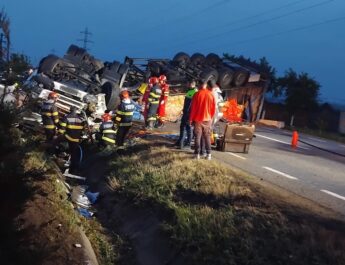 Accident rutier grav între un tir care transporta cartofi și un autoturism. Șoferul autotrenului a murit. Traficul este blocat