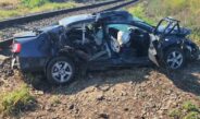 Impact între o mașină și un tren, în Slatina. O tânără de 30 de ani a fost transportată la spital