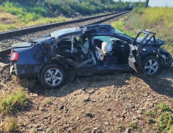 Impact între o mașină și un tren, în Slatina. O tânără de 30 de ani a fost transportată la spital