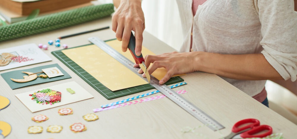 O mică mașină de cusut și materiale pentru crafting de pe Temu au făcut acest lucru posibil