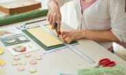 O mică mașină de cusut și materiale pentru crafting de pe Temu au făcut acest lucru posibil