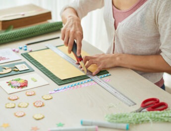 O mică mașină de cusut și materiale pentru crafting de pe Temu au făcut acest lucru posibil