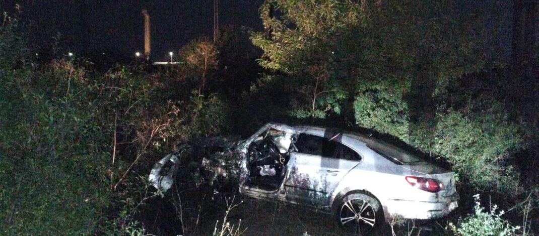 Un copil de 17 ani a murit, după ce a intrat cu mașina pe care o conducea într-un stâlp, în Slatina. Nu avea permis