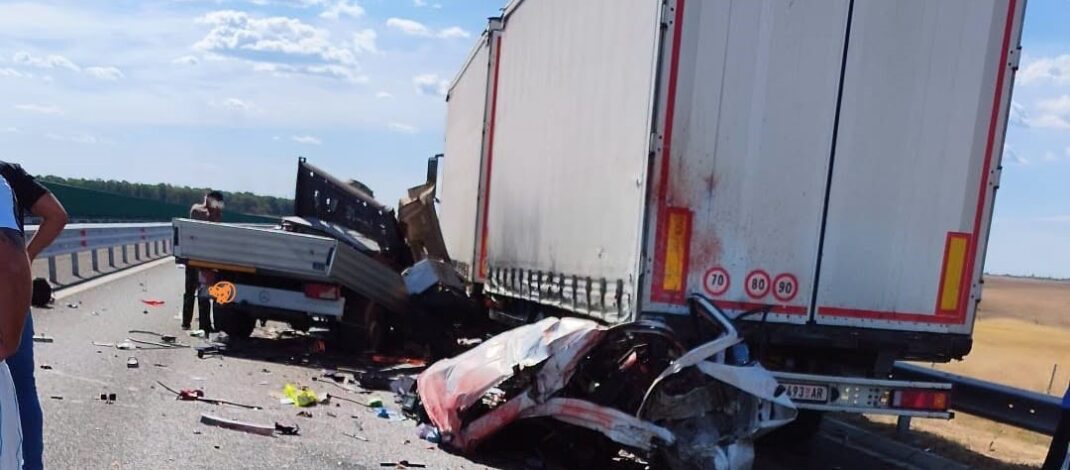 Trei morți, într-un accident produs pe DEX 12. O autoutilitară a lovit un tir care era oprit pe acostament și pe prima bandă