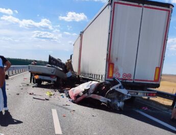 Trei morți, într-un accident produs pe DEX 12. O autoutilitară a lovit un tir care era oprit pe acostament și pe prima bandă