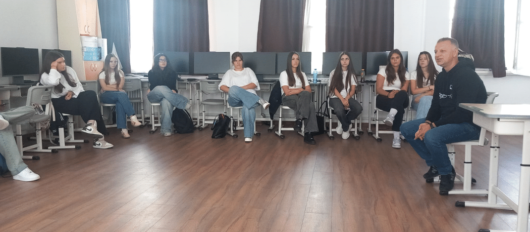 De la telefon, la plăcerea cititului. 30 de elevi de la Liceul „Nicolae Titulescu” Slatina, în Proiectul ICARTE. Director: „Misiunea unei cărți este să ne învețe să gândim”