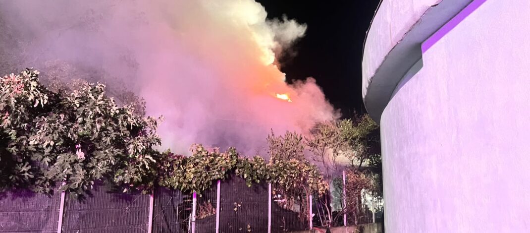 UPDATE / Incendiu violent, în Slatina. Trei persoane, transportate la spital